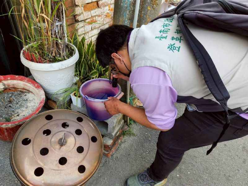 監測人員對社區環境病媒蚊巡查和防治 監測人員對社區環境病媒蚊巡查和防治